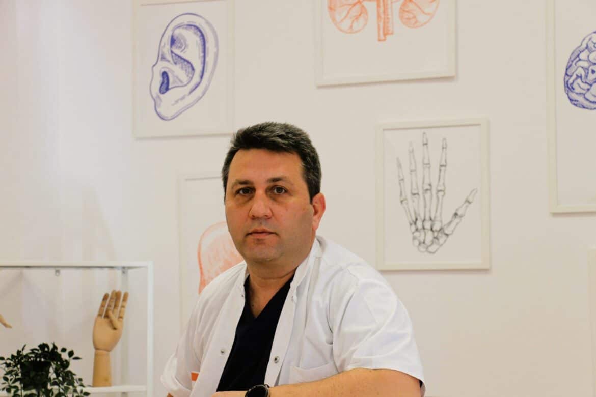 Dr. Ștefan Tucă, chirurg bariatric, în cabinetul medical, oferind recomandări despre efortul fizic după operația bariatrică