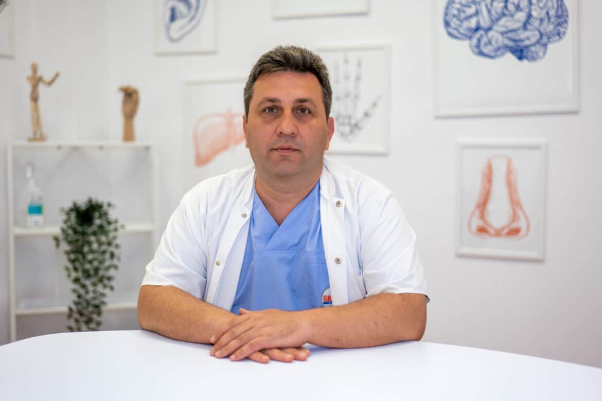 Dr. Ștefan Tucă, chirurg bariatric, explicând riscurile și complicațiile intervenției de gastric sleeve