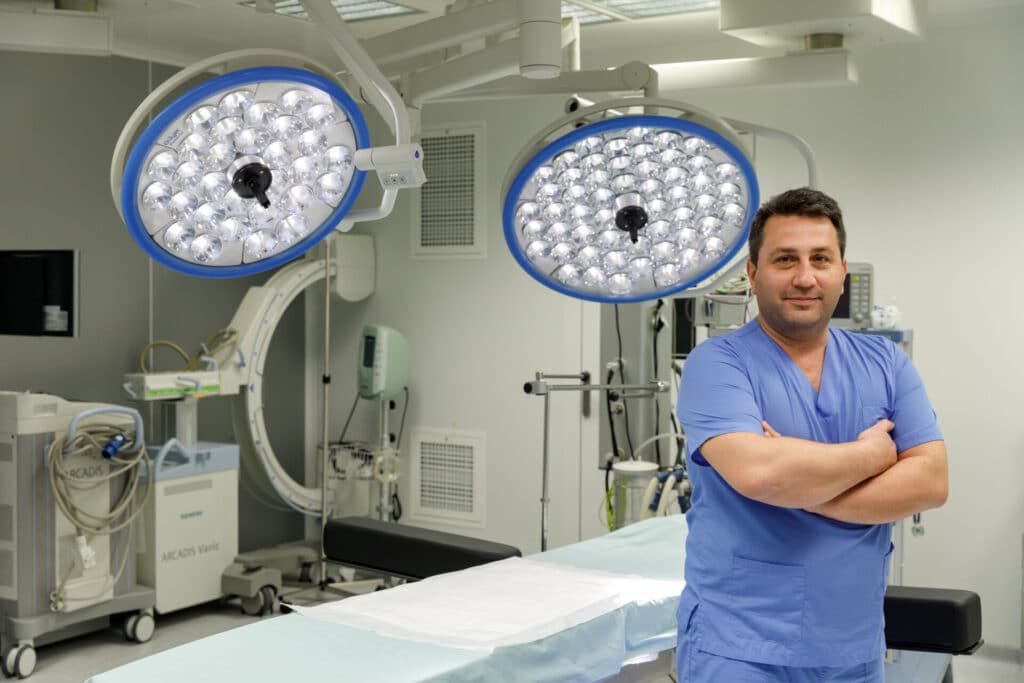 Dr. Ștefan Tucă, medic primar chirurgie generală, supraspecializat în chirurgia bariatrică, în sala de operație
