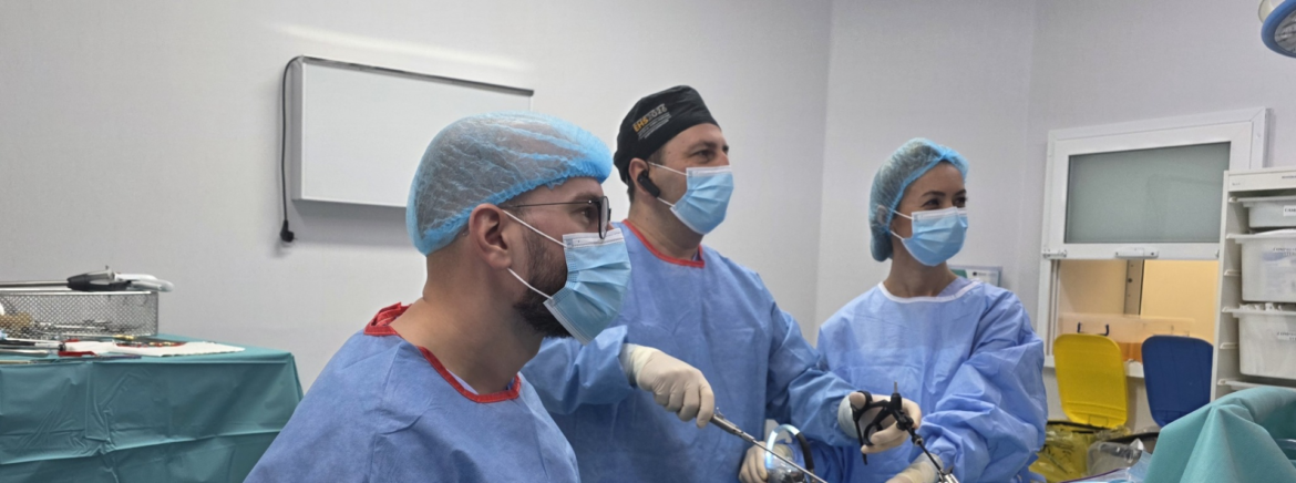 Dr. Ștefan Tucă și echipa medicală în timpul unei intervenții de chirurgie bariatrică laparoscopică