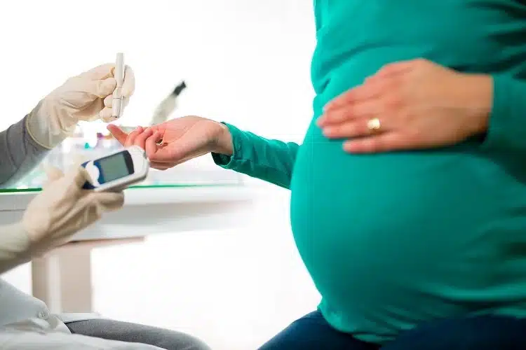 Testarea glicemiei la o femeie însărcinată pentru depistarea diabetului gestațional asociat obezității materne.