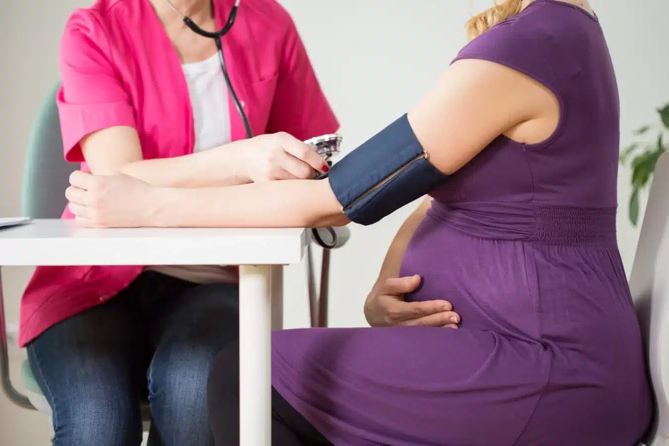 Monitorizarea tensiunii arteriale la o femeie însărcinată pentru prevenirea preeclampsiei asociate obezității.