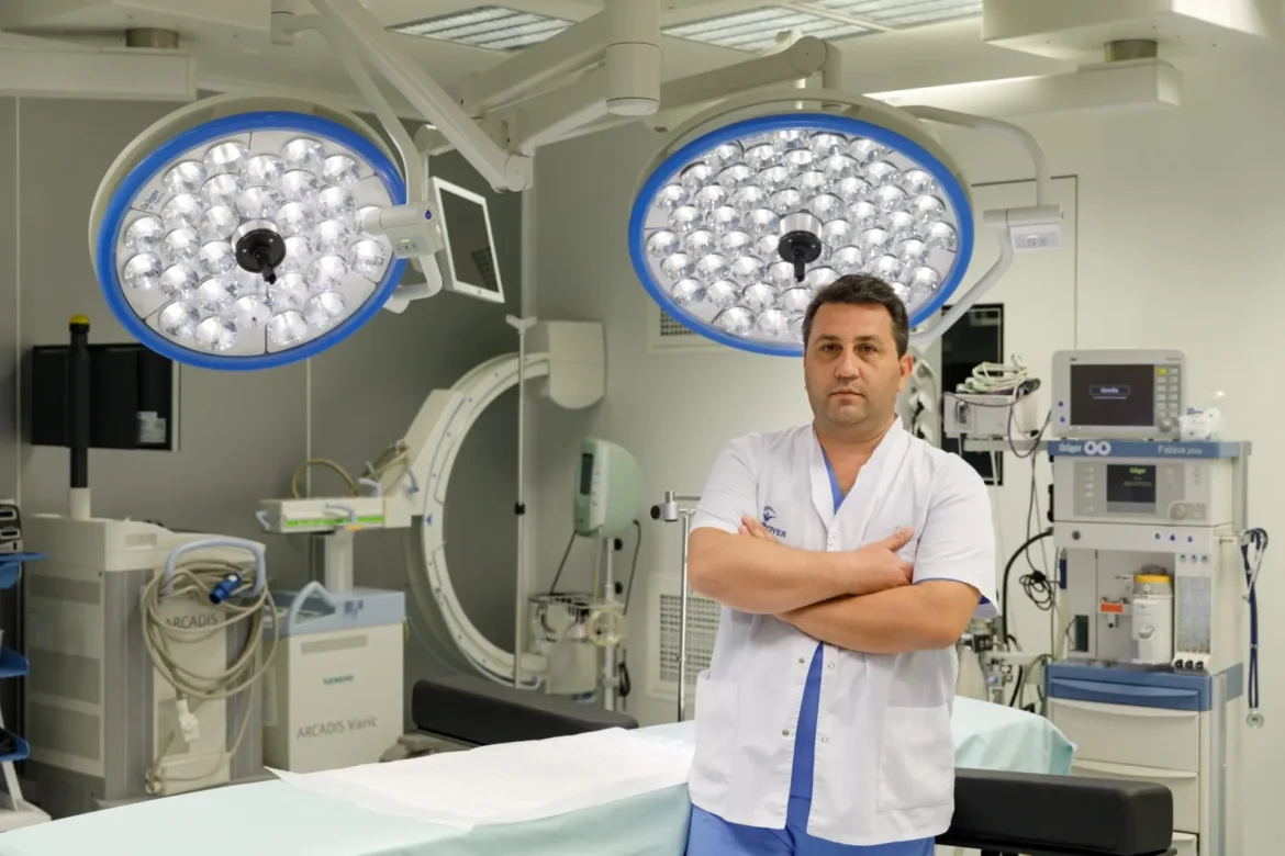 Dr. Ștefan Tucă în sala de operație laparoscopică la Gral Oncofort București.