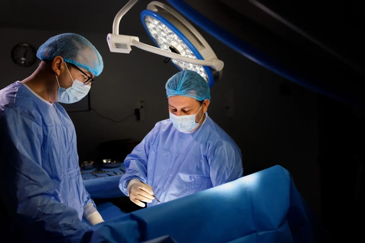 Dr. Ștefan Tucă realizează incizia de început într-o operație bariatrică laparoscopică, în sala de operație