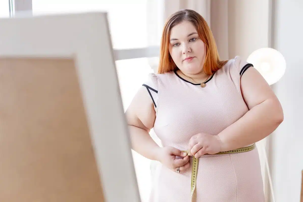 Evaluarea pacientului înainte de gastric sleeve Pacientă care își măsoară talia înainte de operația gastric sleeve