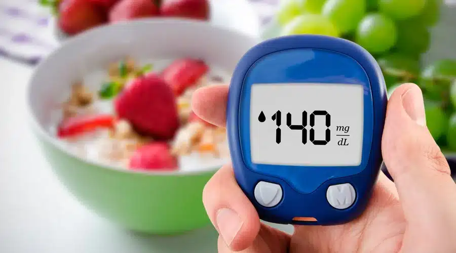 Măsurarea glicemiei la 140 mg/dL la un pacient cu diabet zaharat de tip 2