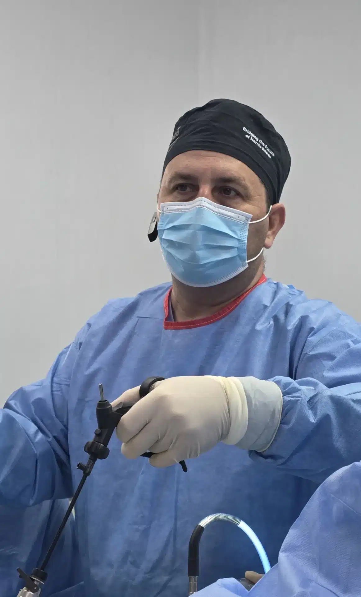 Dr. Ștefan Tucă – chirurg bariatric în timpul unei operații laparoscopice
