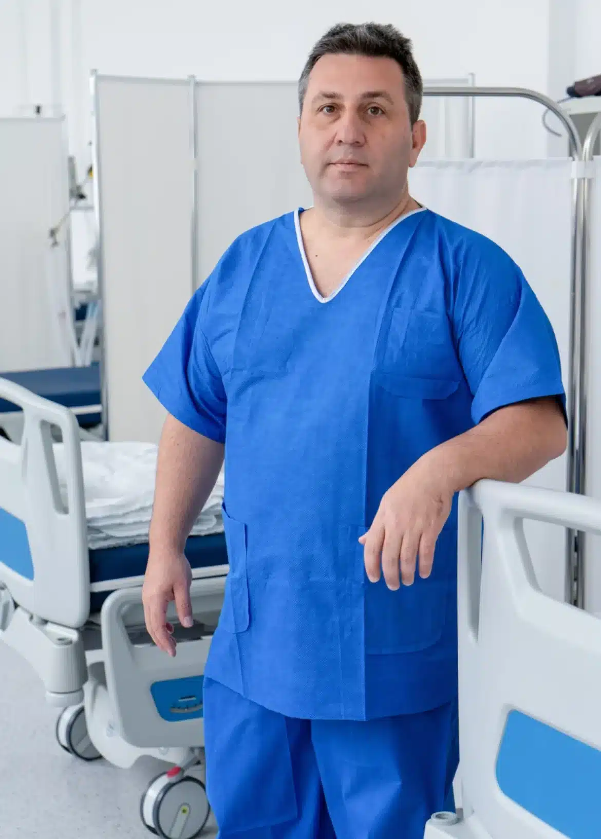 Dr. Ștefan Tucă – medic chirurg specializat în chirurgia bariatrică, fotografie realizată în salonul postoperator