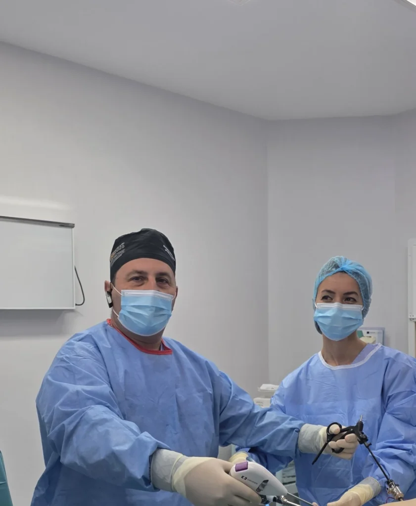 Dr. Ștefan Tucă în sala de operație, realizând o intervenție bariatrică laparoscopică