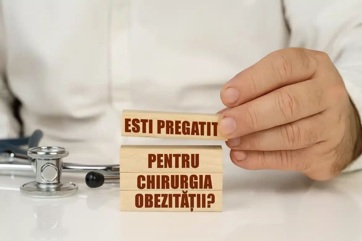 Esti pregătit pentru chirurgia obezității – mesaj motivațional pe cuburi din lemn, cu stetoscop pe masă