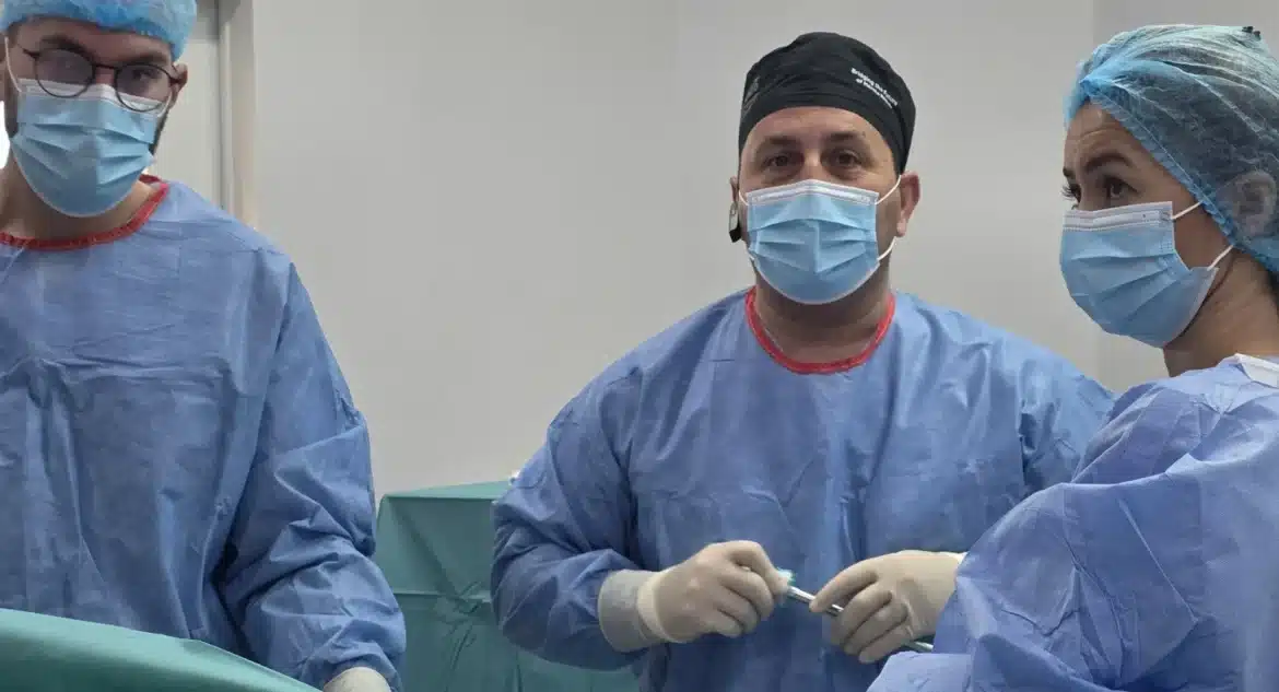 Dr. Ștefan Tucă în timpul unei intervenții de chirurgie bariatrică