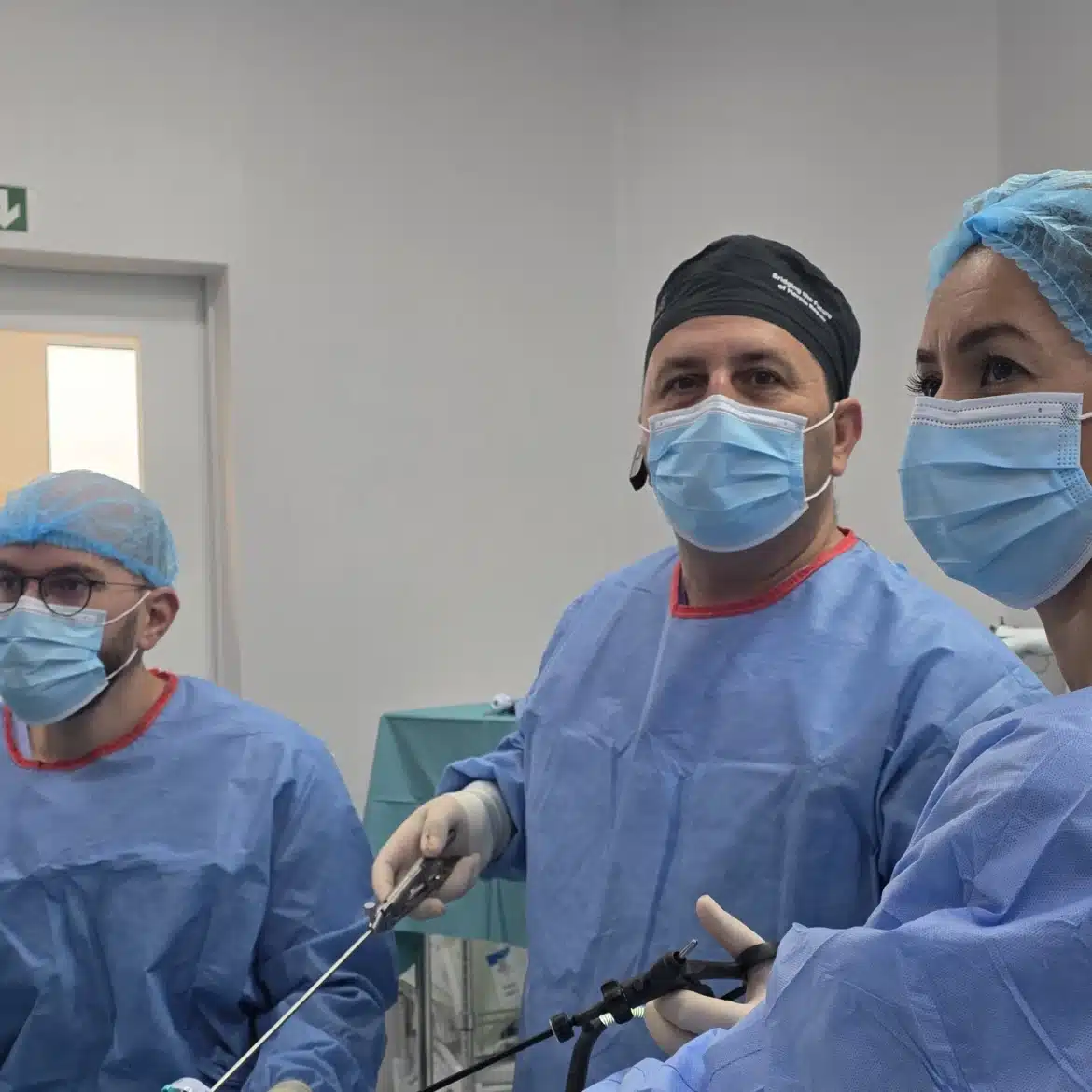 Dr. Ștefan Tucă și echipa chirurgicală realizând o operație de micșorare a stomacului (gastric sleeve)