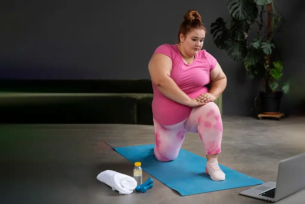 Exercițiul fizic după chirurgia bariatrică Pacientă care face exerciții ușoare după operația bariatrică pentru menținerea greutății și a sănătății