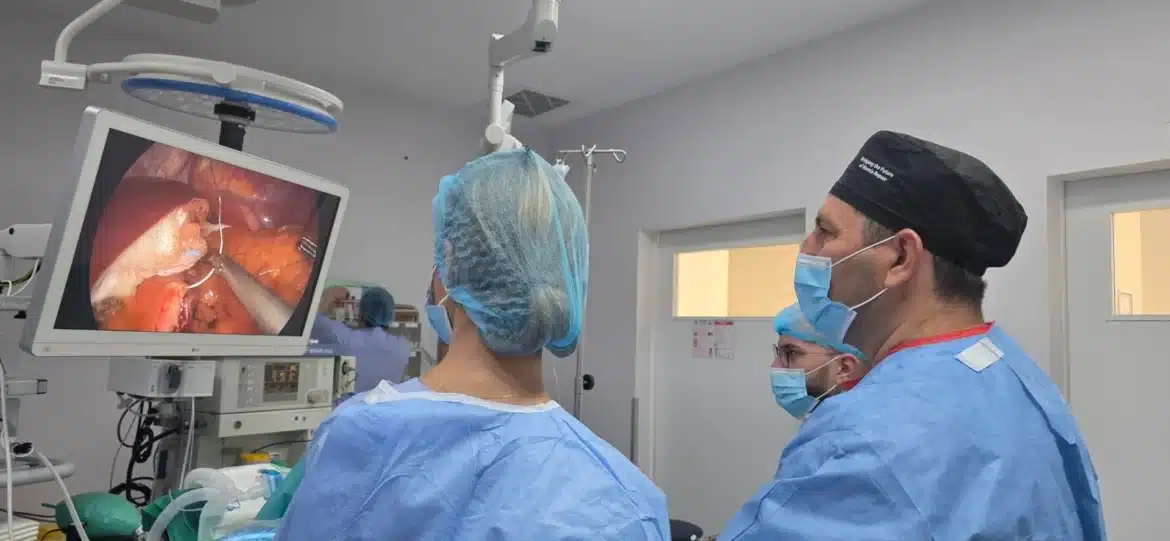 Dr. Ștefan Tucă în timpul unei intervenții laparoscopice de gastric sleeve