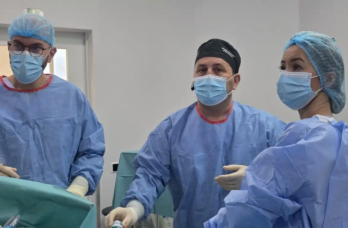 Dr. Ștefan Tucă în timpul unei operații de gastric sleeve (micșorare de stomac) realizată laparoscopic la București