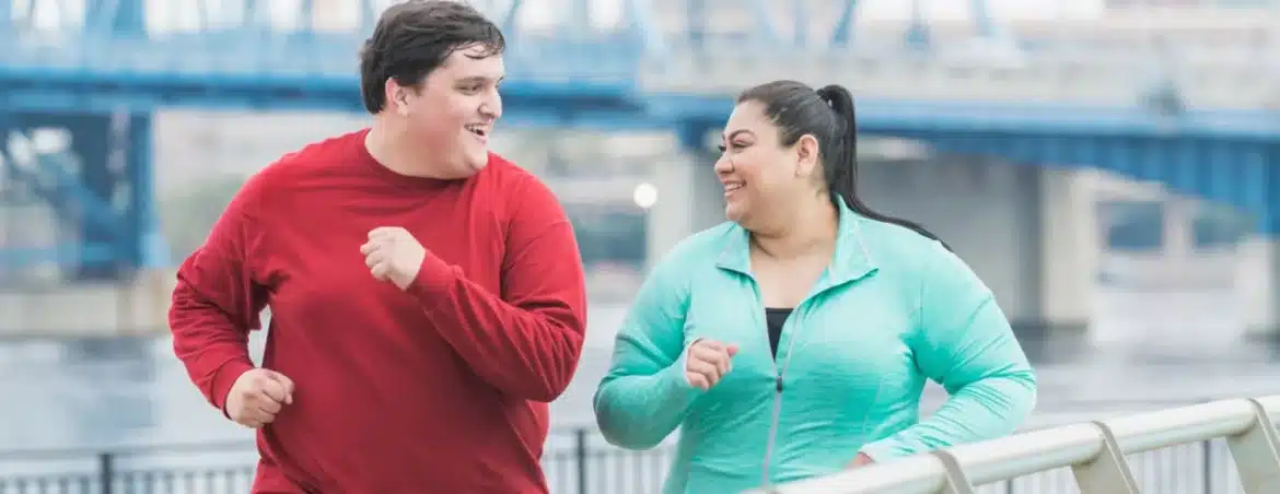 Pacienți cu obezitate care fac mișcare în aer liber după operația bariatrică
