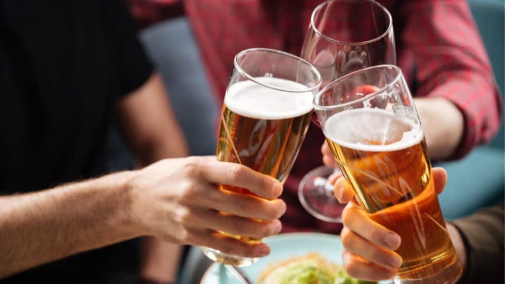 Alcool consumat după intervenția bariatrică, persoane ciocnind pahare cu bere