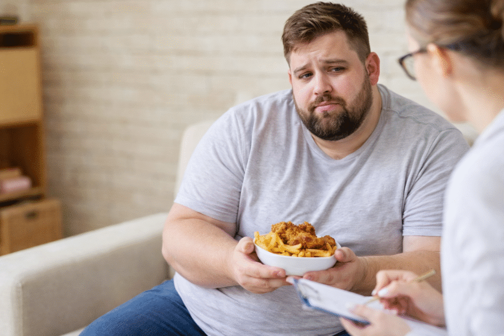 Bărbat obez în consiliere psihologică, exemplu de legătură între mâncatul emoțional și obezitate