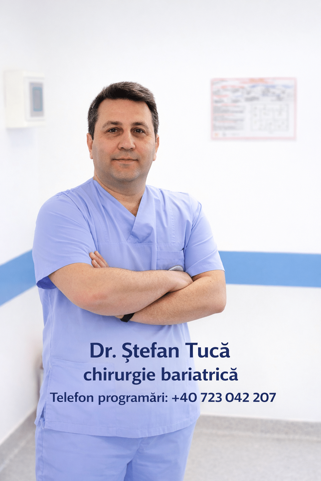 Dr. Ștefan Tucă, medic chirurg specializat în chirurgie bariatrică, în uniformă medicală, într-un mediu clinic, cu date de contact pentru programări